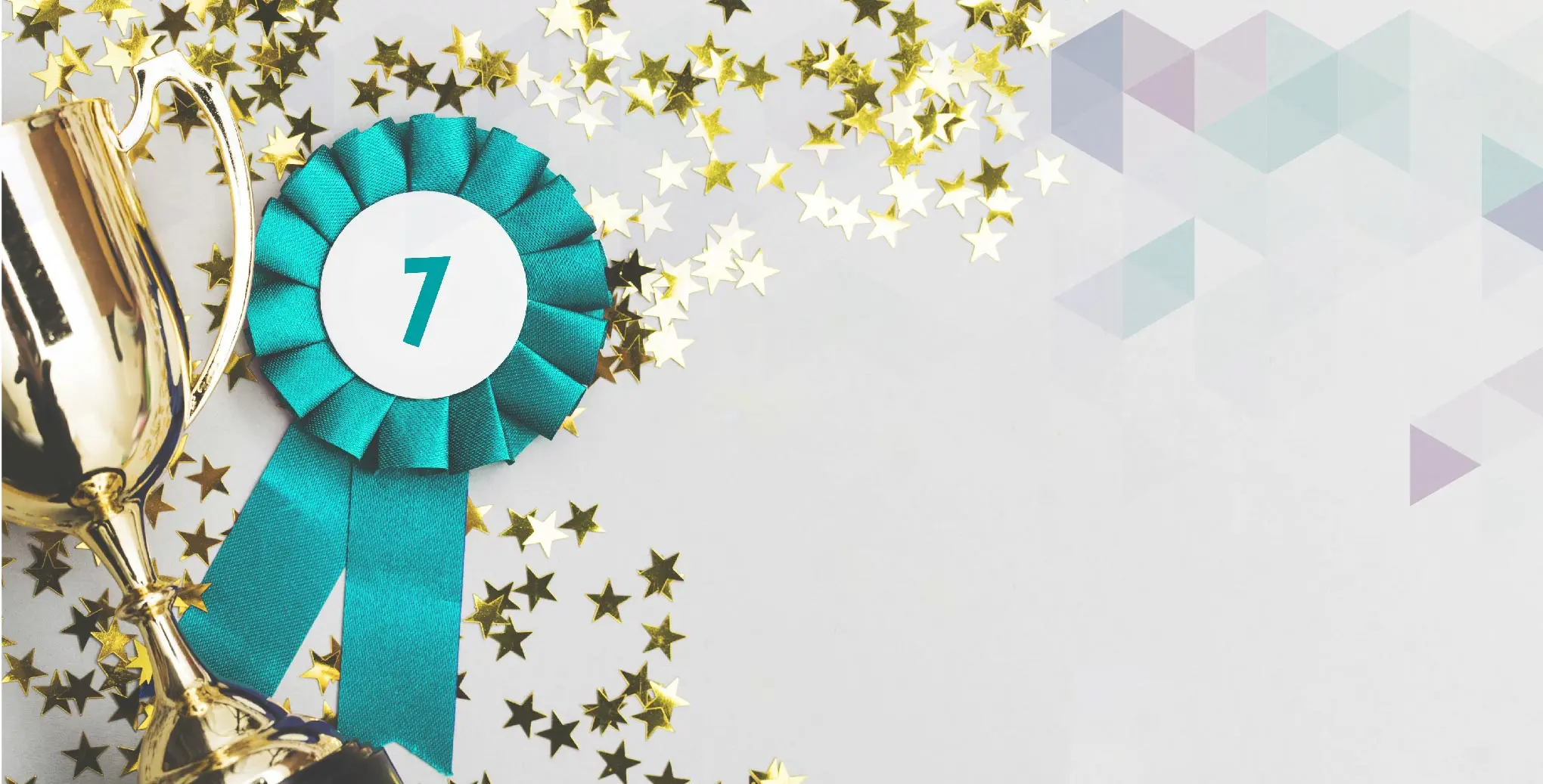 Türkisfarbene Siegerrosette mit der Zahl 1 neben einem goldenen Pokal und verstreuten goldenen Sternen auf hellem Hintergrund