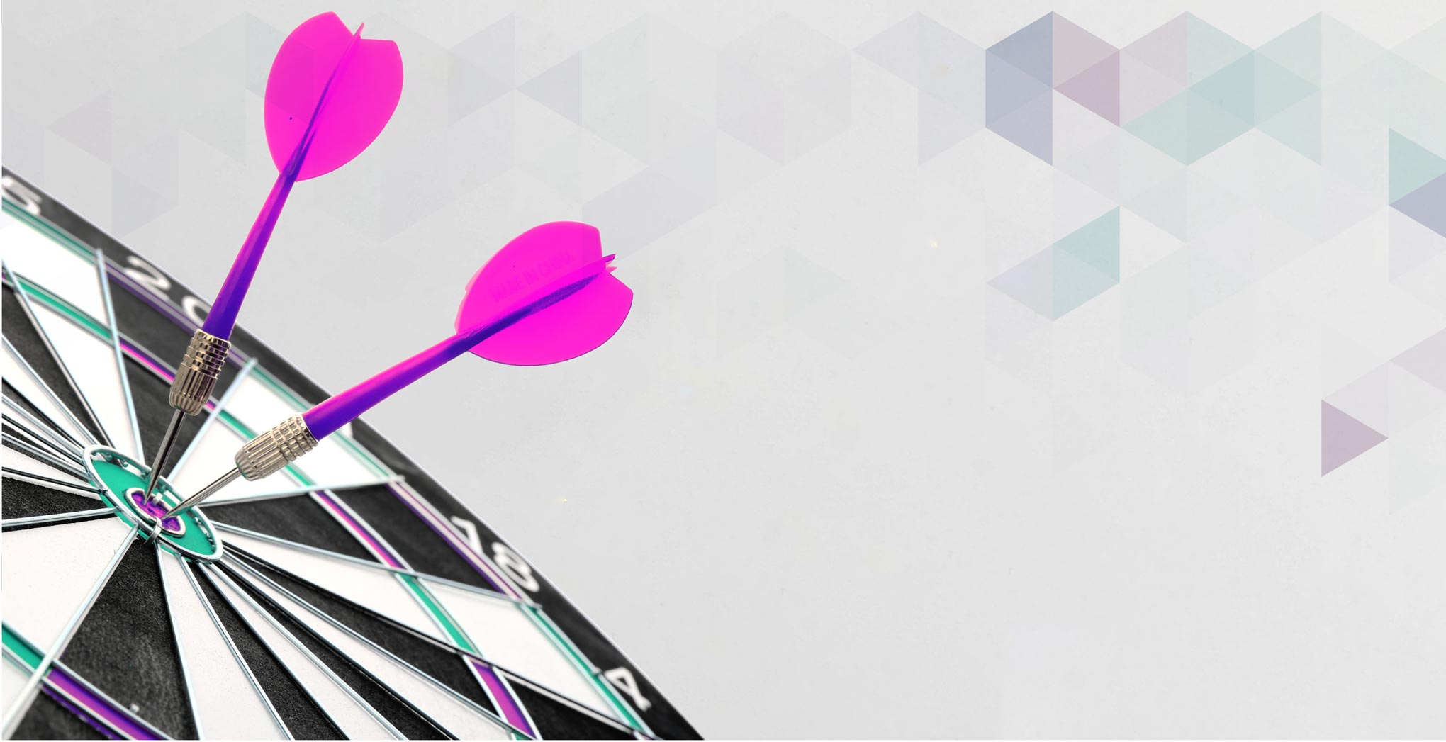 Dartscheibe mit zwei nah beieinander steckenden pinkfarbenen Pfeilen im Bullseye vor hellgrauem Hintergrund mit transparenten, hexagonalen Mustern Dartscheibe mit zwei nah beieinander steckenden pinkfarbenen Pfeilen im Bullseye vor hellgrauem Hintergrund mit transparenten, hexagonalen Mustern